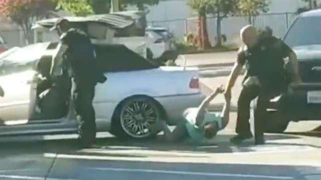  目睹|女子被男警察猛踢并拖行数米，孩子目睹全程吓到大哭