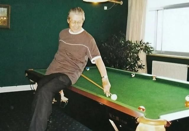  书籍|93岁时你会做什么？来看看蓝天野的朋友圈：有猫有狗、有书籍字画