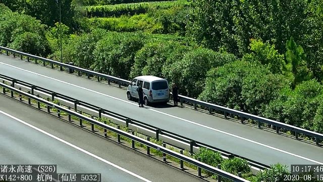  上套|错过服务区倒车一百多米，还自作聪明在车牌上套了个塑料袋