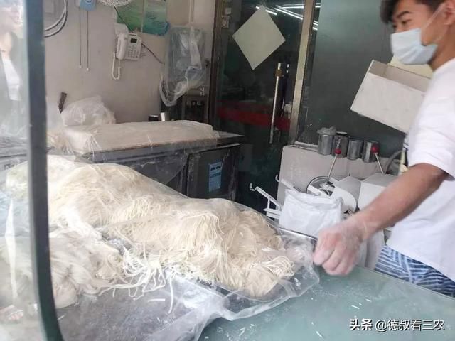  饺子皮|知道这些真相后，经常买鲜面条饺子皮的人，你还会再买吗？