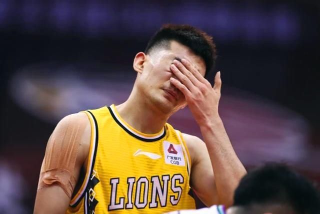  广厦|狼狈！孙铭徽挑翻郭艾伦，却被21岁CBA新秀打急眼了