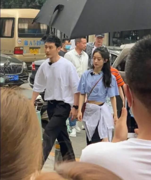  嘉宾|赵丽颖录制《中餐厅4》被粉丝跟拍，据了解还有一位神秘女嘉宾被邀参加节目