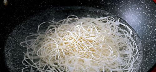  做法|花10元买了一盘小鲫鱼，教你鱼汤面的做法，汤白汁浓，味道鲜美