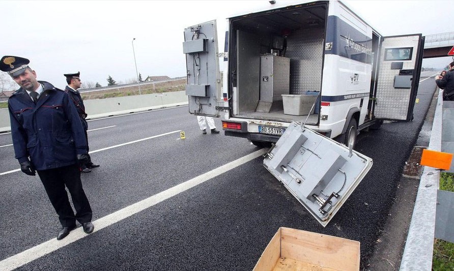 运钞车|假扮警察拦下运钞车,4525名员工3亿奖金被劫,罪犯尚未捕获