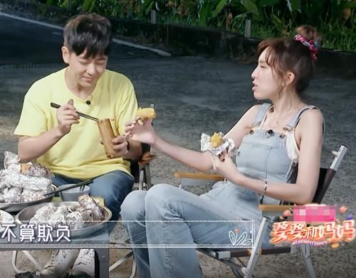  一旁|林志颖主动喂老婆吃糯米饭，陈若仪扭捏不吃，一旁婆婆看不下去了