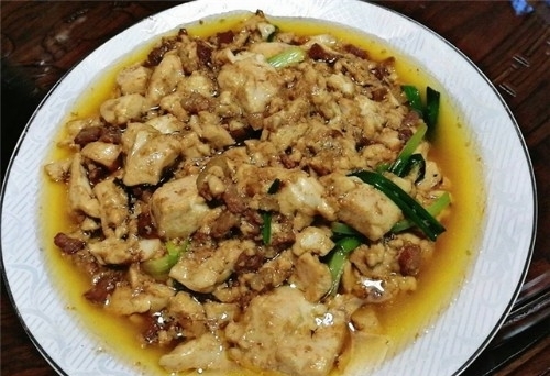 埋怨|老妈和亲戚来吃饭,婆婆要我下厨招待,菜上齐后,却埋怨太浪费!