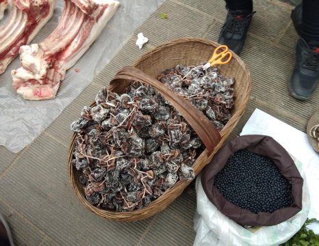 稀罕|大叔路边卖“稀罕”小吃，10元一斤不涨价，顾客错过要等一年