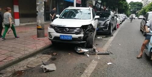  稀巴烂|安岳两轿车停路边被撞得稀巴烂，事故原因令人深思