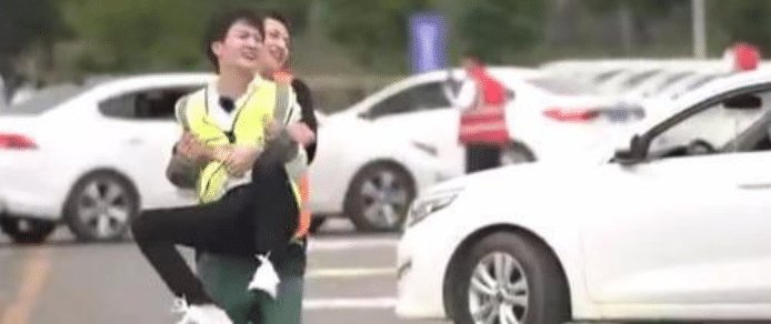  直呼|周深被迫“营业”, 惨遭小鬼腾空抱起! 网友直呼看到了“自己”