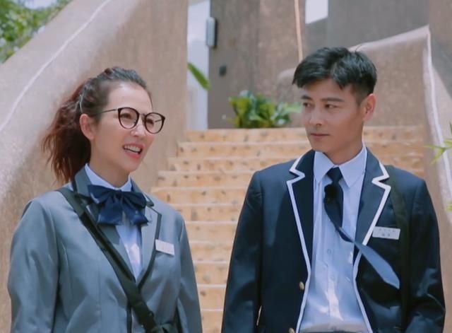  老公|张歆艺胡可都和老公牵手出场，吉娜蔡少芬出场方式，看出婚龄差距