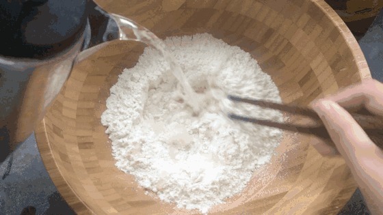 酵母粉|发面别再用白糖和酵母了!用它代替,8分钟快速发满盆