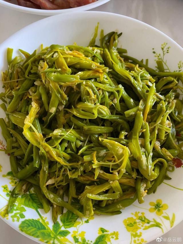  岳云鹏|岳云鹏晒午餐，一桌子下酒菜和饺子，获7万多赞，网友：真接地气