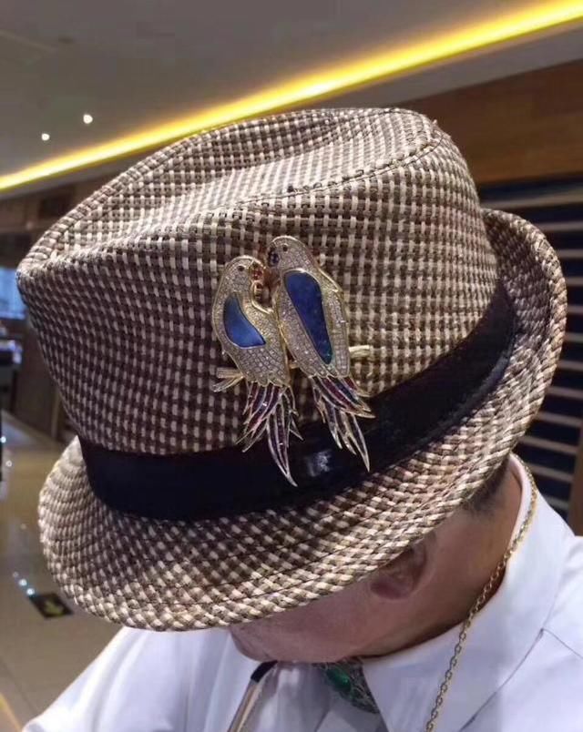  量身定制|年过古稀的老人，打扮起来更让人大开眼界，珠宝穿戴成吸睛的焦点