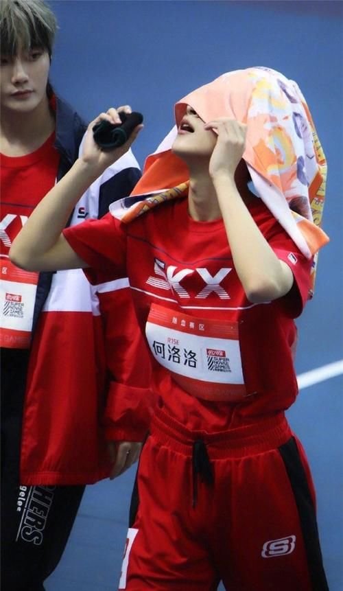  何洛洛|王艺瑾被何洛洛撞翻，双方粉丝不依不饶掀骂战，何洛洛暖心回应