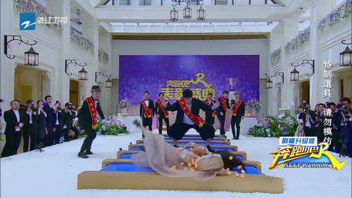  本性|Baby走T台不慎摔倒，邓超脱口而出6个字，意外暴露了本性