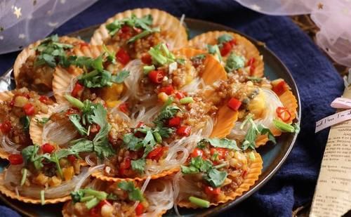  鲜美|立秋之后海鲜正当季，8毛钱的扇贝，配上秘制金银蒜，又香又鲜美