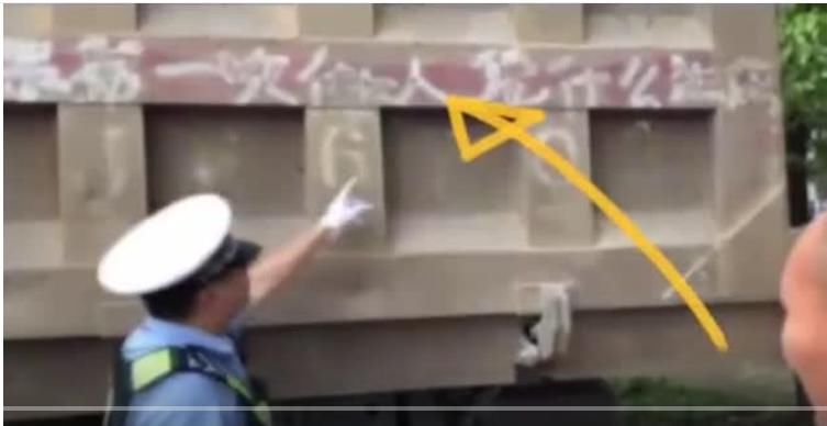 脾气|货车司机脾气差,车尾一行字:第一次做人,凭什么让你?