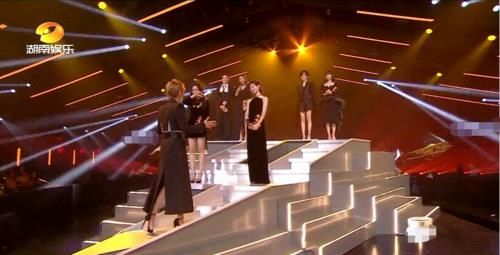  张雨绮|《乘风破浪的姐姐》出道即解散？4人抱团，2人取暖，留她1人黑脸