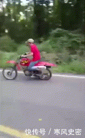 漫画|搞笑漫画:小伙子忽然认为抄近路可行