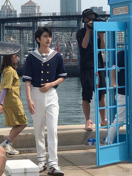  杀青|《奔跑吧》晒杀青合照，杨颖依旧是C位，蔡徐坤的位置却让人心疼