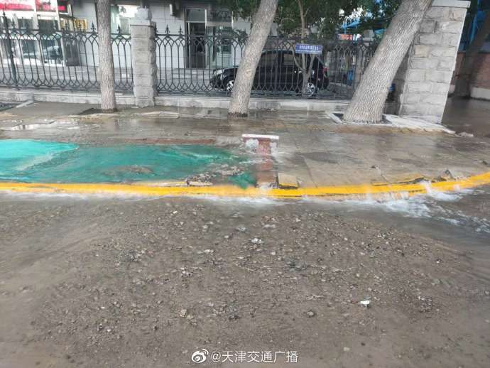 爆裂|天津 一道路自来水管爆裂，积水覆盖路面