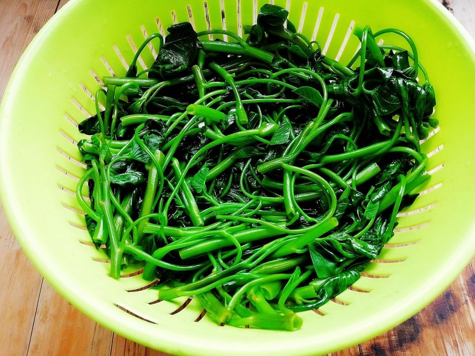  好吃|空心菜别再炒了，加点它拌一拌就上桌，拿肉都不换，太好吃了