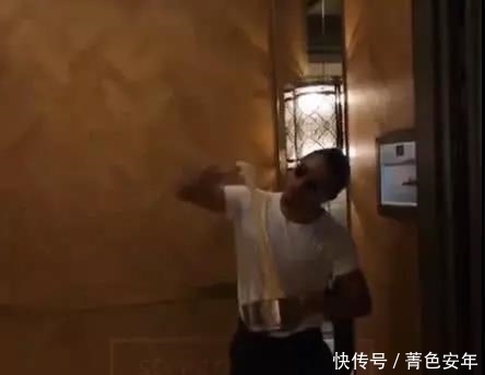 撒盐哥的餐|撒盐哥为挽回顾客再出奇招,从二楼往下撒芝士,网友:真能忽悠