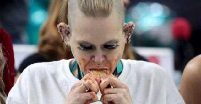  体重|世界上最能吃的女人，体重只有112斤，一顿饭吃掉501根鸡翅