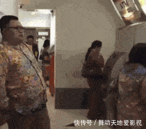 街上|“看这女子的裙子真的挺任性，走在街上我都替她感到尴尬”哈哈哈