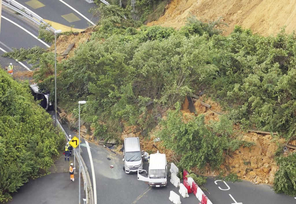  受伤|日本国道收费站前发生山崩！3车遭受波及，酿2人受伤！