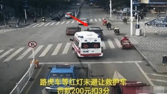  路虎|路虎车不为救护车让行？鸣笛70多秒却纹丝不动，路虎车主：我有隐情