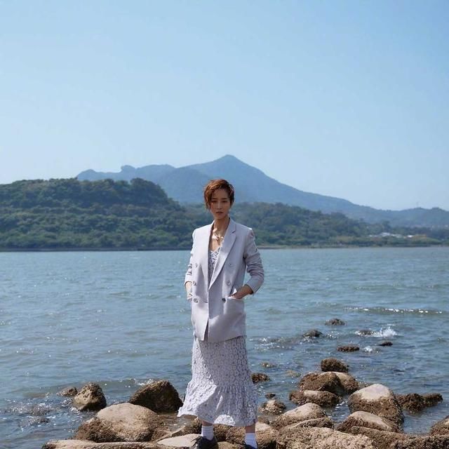  短裤|张钧甯造型“A爆”！穿黑色亮面衣配高腰短裤，“丝袜腿”太迷人