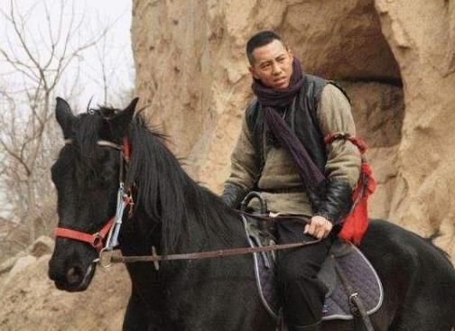 片段|2013年,“敬业”的谷智鑫不用替身,从马上摔下来,差点残疾