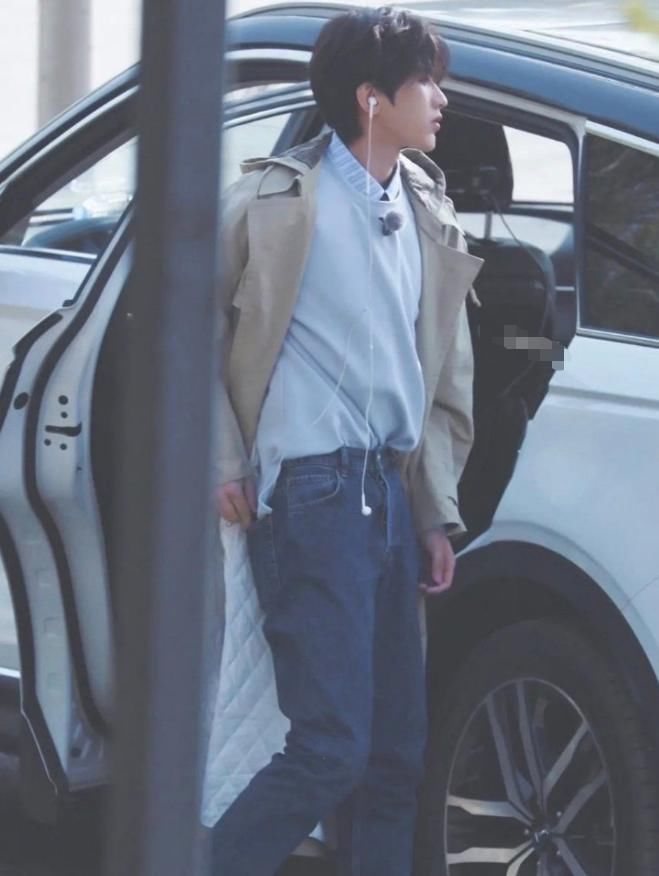  成毅|《跑男》黄河篇路透！成毅皮衣造型清爽，看清蔡徐坤校园男神没跑了