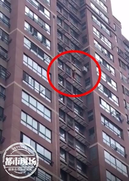  女子|女子悬坐20楼欲轻生，消防员刚抱住女子，架子就掉下去了