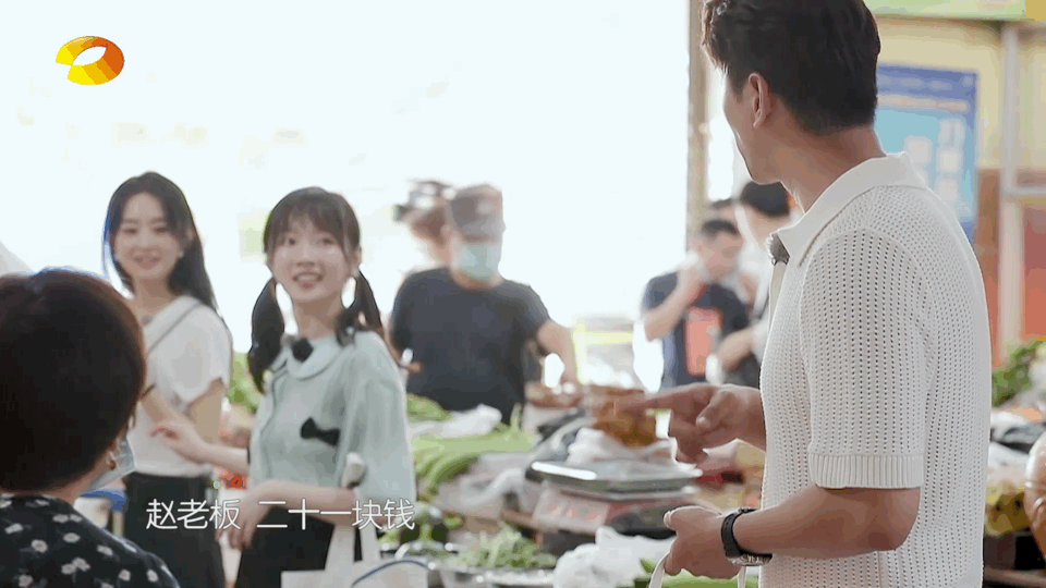  首播|《中餐厅》首播，赵丽颖全程焦虑，还躲到一边偷偷哭了