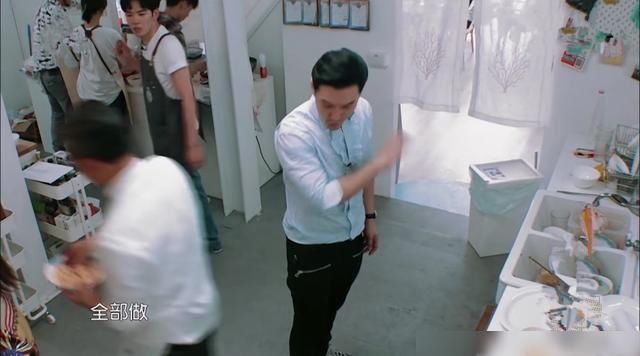  铁板|赵丽颖成黄晓明2号？还是常规套路，但这次《中餐厅》踢到了铁板