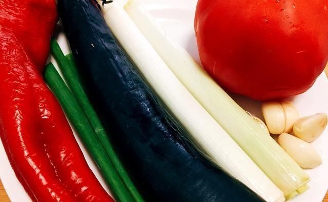  好吃|美味的牛肉茄子锅太好吃了，连筷子都装不下，这和米饭很相配