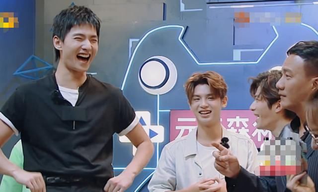  哥哥队|胡军问杨洋谈过几个女友，杨洋正不知所措时，李维嘉的救场太及时