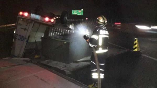  货车|货车侧翻漏油 消防连夜清障