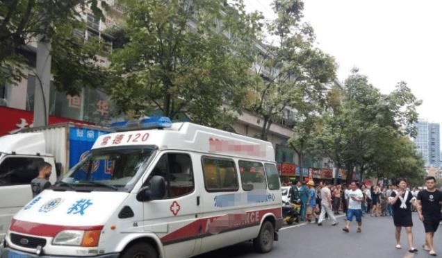 救护车|救护车被堵住,鸣笛一分多钟路虎一动不动,车主:是你你会让吗?