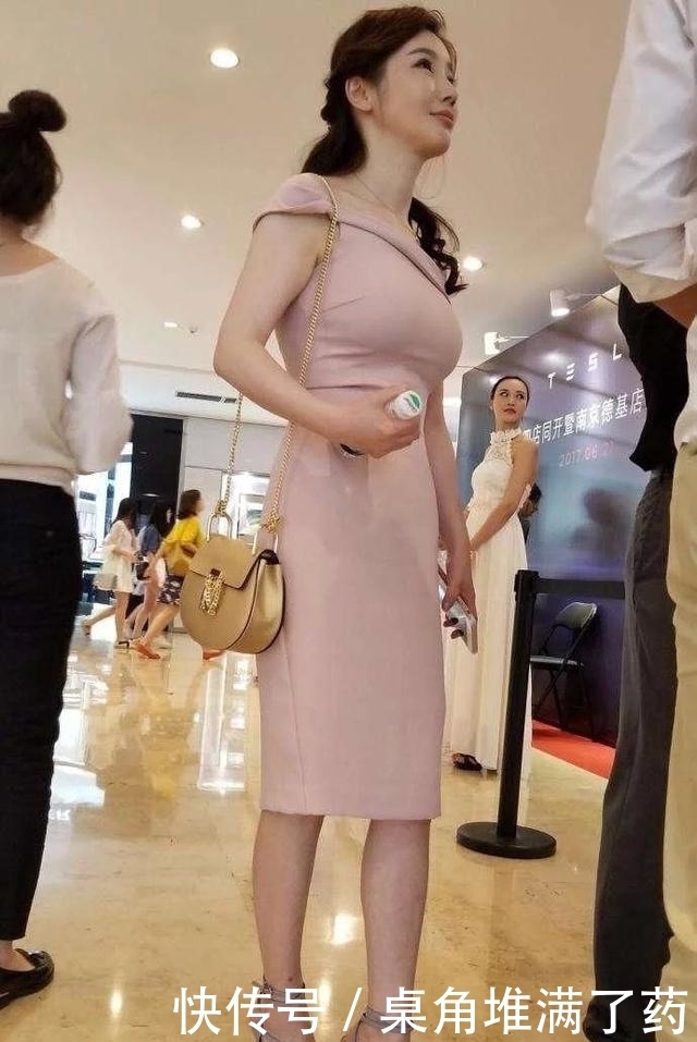 成熟|街拍：小姐姐长相甜美，穿上性感的紧身裙，尽显成熟女人味儿