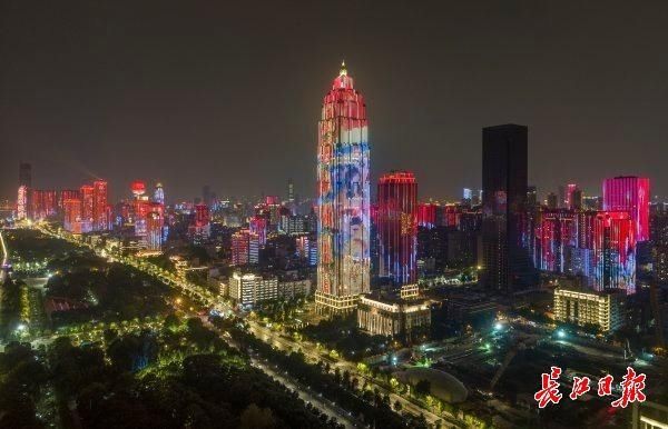 震撼|全城点亮!武汉流光溢彩向她表白,场面震撼