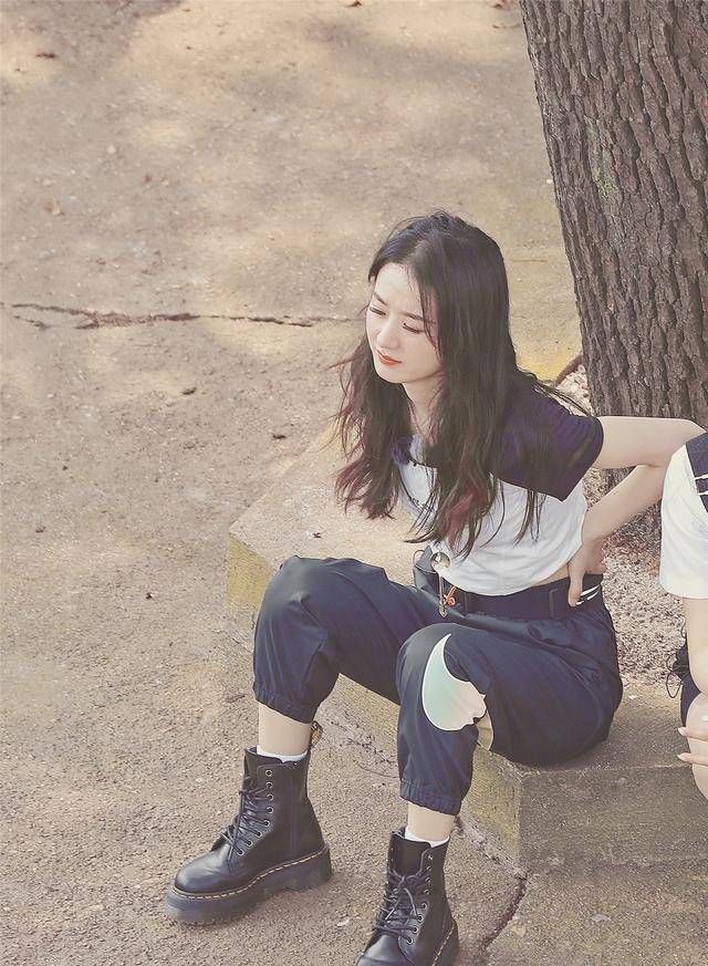  累垮|赵丽颖产子复出后首录综艺，体力不支累垮，坐在树下扶腰样子很难受