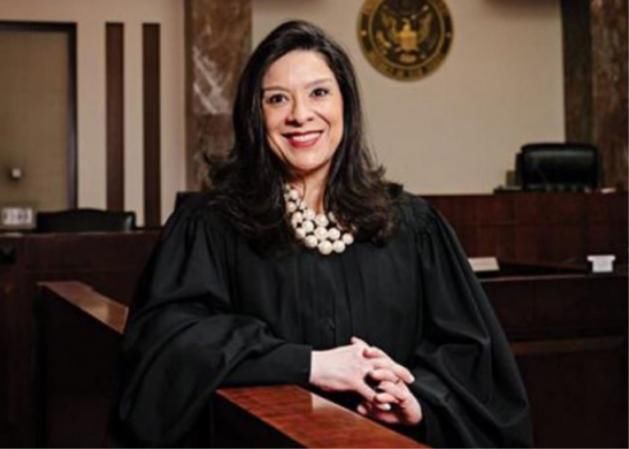  枪击|美国女法官险遭“灭门”，儿子丈夫在家遭枪击，刚接手爱泼斯坦案