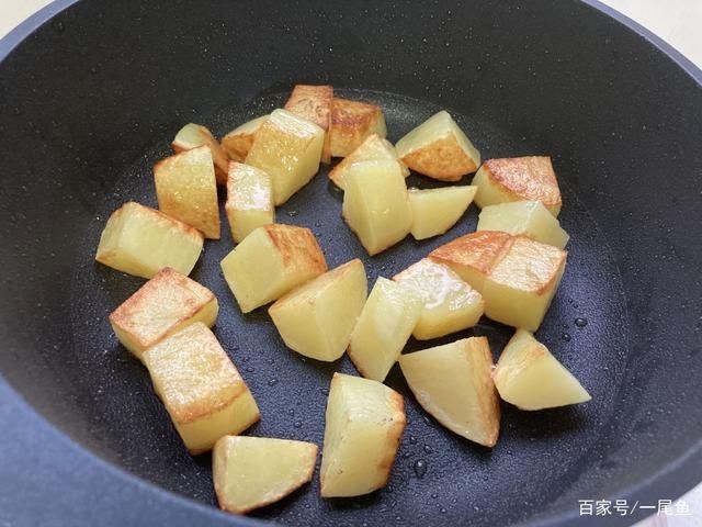 营养|秋天遇到这肉别手软,营养极高,炖一锅好吃到汤汁都不剩,太香了