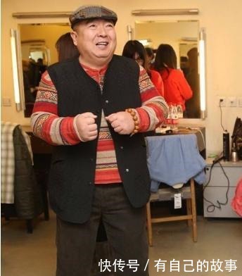 农村|少儿节目主持人董浩,退休后农村生活曝光,坐村口吃面条让人心酸