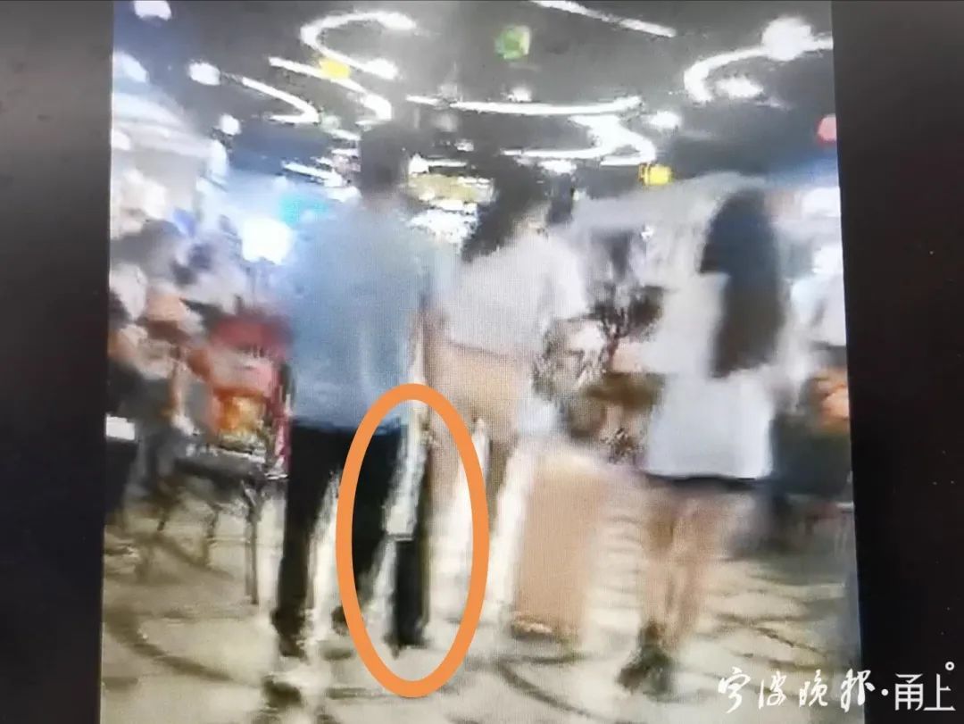 年轻|警方提醒！看到这样的黑色手袋一定要小心！已多名年轻女性受害！