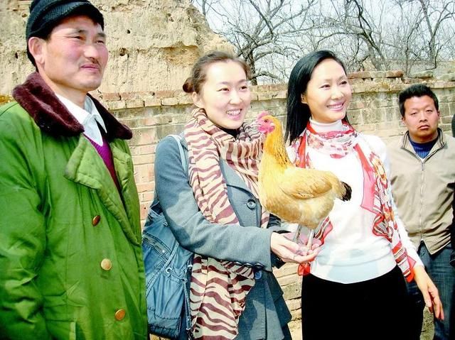  曝光|55岁于文华近况曝光太心酸！午餐只吃馒头蘸酱，饭菜都要自己带