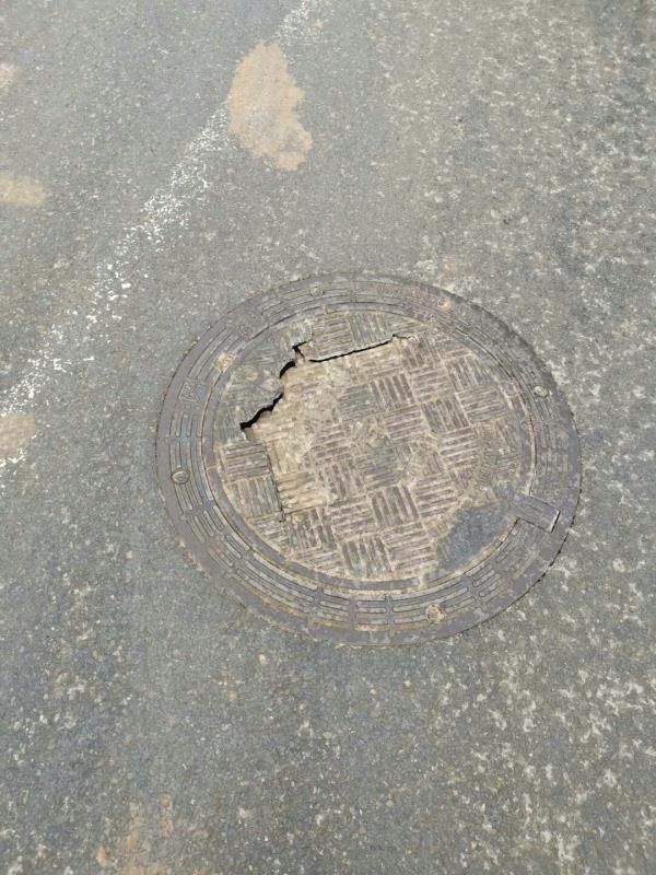  提醒|行进途中车长突然“手持木棍”急下车？原是为路面破损井盖设置防护提醒